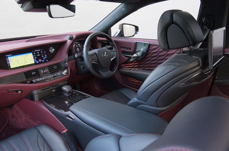 Интерьер Lexus LS500h AWD 2018 года  (UK) (фото 31 из 40)